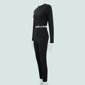 Vue détaillée du haut court noir à manches longues et du pantalon ajusté assorti