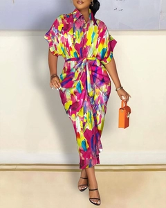 Détail de l'imprimé floral abstrait vibrant et du lien à la taille de la robe chemise