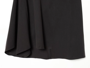 Detaillierte Nahaufnahme des schwarzen Webstoffs mit eleganter asymmetrischer Saumnaht