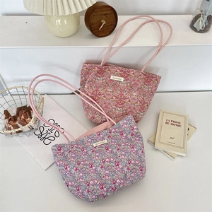 Sacs cabas en toile fleurie rose et violet dans une ambiance de style de vie à la maison