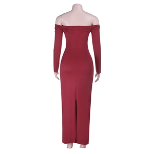 Vue arrière de la robe rouge moulante épaules dénudées montrant la fente et la maille stretch