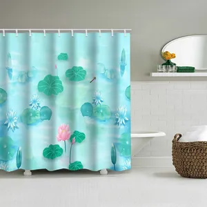 Detailansicht eines Duschvorhangs mit Seerosenmuster und weißen Haken im Badezimmer