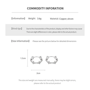 Vue détaillée des boucles d'oreilles fleurs en argent avec zircons et dimensions précises