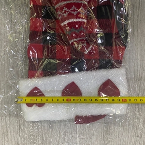 Détail d'une chaussette de Noël à carreaux rouges et noirs montrant la largeur de 22,5cm