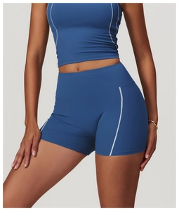 Détail du short de sport bleu marine avec coutures blanches contrastées pour femmes