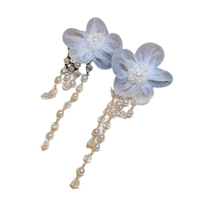 Boucles d'oreilles fleur en tulle blanc avec gland en cristal et perles