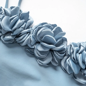 Maillot de bain bleu clair avec des fleurs 3D faites à la main sur tissu satiné
