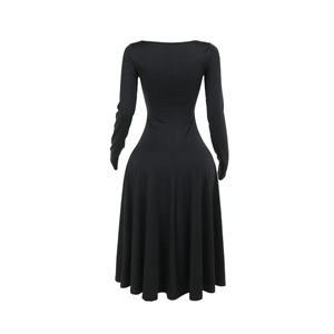 Détail d'une robe noire cintrée pour femme avec col carré et manches longues