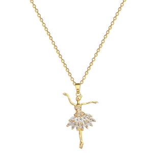 Elegante collana ballerina dorata con cristalli taglio marquise su sfondo bianco