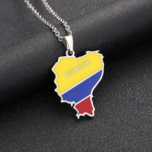 Ecuador Herz-Halskette aus Edelstahl mit gelber blauer roter Emaille auf schwarzem Lederhintergrund