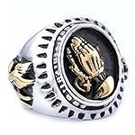 Detailansicht religiöser Ring in Silber und Gold mit betenden Händen und Kreuzmotiv