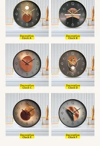 Détails de six horloges murales minimalistes avec motifs artistiques et accents dorés