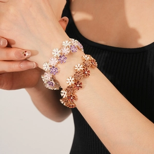 Nahaufnahme bunter Gänseblümchen Emaille Armbänder am Handgelenk in hoher Qualität