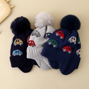Winter-Strickmützen für Kinder mit Automustern und flauschigen Pompons in drei Farben