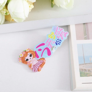 Close-up of a cute cartoon girl hair clip with Chinese text on a white floral background
