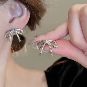 Boucles d'oreilles nœud argentées minimalistes avec finition métal poli
