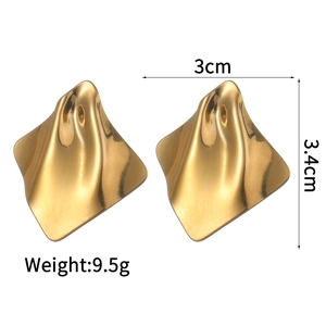 Irregular gold wave heart earrings detailed view with 3cm x 3.4cm size measurements