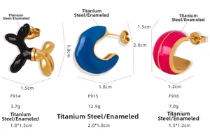 Detalle de pendientes de acero de titanio con diseño de esmalte y medidas de SKU