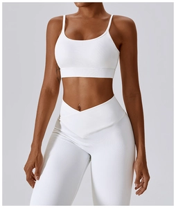 Détail d'un ensemble de yoga blanc côtelé avec une taille croisée haute en forme de V