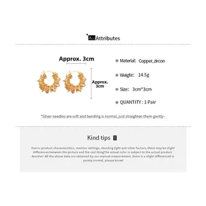 Détails des boucles d'oreilles créoles torsadées dorées avec zircons et aiguille en argent