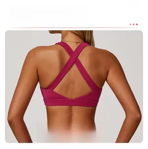 Dettaglio delle ampie spalline incrociate sul reggiseno sportivo color magenta