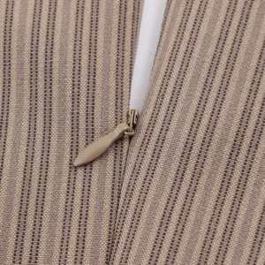 Détail macro du tissu marron rayé avec fermeture éclair invisible de haute qualité et soignée