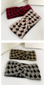 Détail de bandeaux tricotés à motif pied-de-poule avec des nœuds torsadés élégants