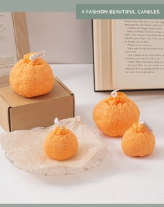Detalle de velas aromáticas creativas en forma de naranja con textura de piel realista