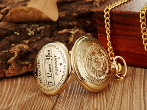 Detalle macro del mensaje grabado para mi hijo en un reloj de bolsillo dorado