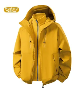 Detail der senfgelben 3-in-1 Outdoorjacke mit wasserdichter Hülle und Fleece-Futter