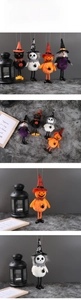 Dettaglio di ciondoli in peluche per Halloween con fantasma strega zucca e gatto nero