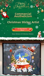 Détail de stickers de Noël pour fenêtre avec Père Noël et renne sur vitrine