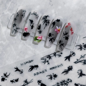 Stickers à ongles style lavis avec motifs bambou et poisson rouge sur ongles mats