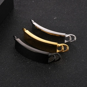 Vista macro di connettori rettangolari curvi in acciaio inox argento oro e nero