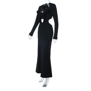 Detalle de vestido negro con cuello en V con elegantes volantes y aberturas en la cintura