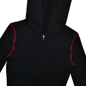 Detailansicht des schwarzen Kapuzen-Bodysuits mit roten Kontrastnähten und Front-Reißverschluss