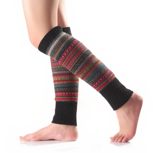 Détail de jambières en tricot colorées avec motifs ethniques et texture rayée