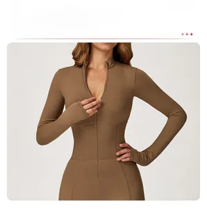 Détail du col montant avec demi-zip et passants pour les pouces sur un body sport marron