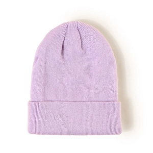 Gros plan d'un bonnet en maille côtelée violet clair montrant la texture et le revers