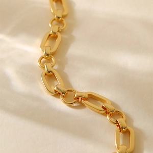 Minimalist chain bracelet in 18K gold plated copper with elegant round buckle links