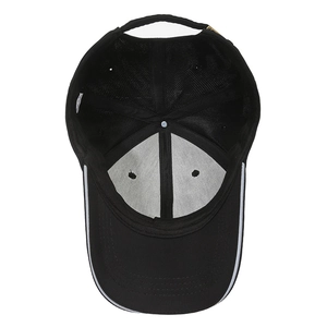 Vue intérieure d'une casquette de baseball noire avec doublure en mesh blanc et boucle