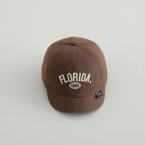 Nahaufnahme der weißen FLORIDA 1845 Stickerei auf einer dunkelbraunen Baumwoll-Baseballkappe