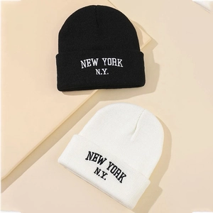 Détail de bonnets en tricot noir et blanc avec broderie New York N.Y. de haute qualité