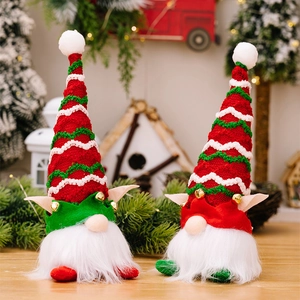 Vue détaillée de gnomes de Noël en peluche avec chapeaux tricotés et cloches de fête