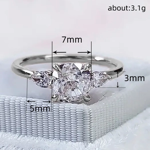Elegante 7mm ronde zirkonia ring met drie stenen in een zilverwit metalen zetting