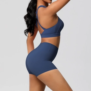 Seitenansicht des marineblauen Yoga-BHs und der Fitness-Shorts mit hoher Taille