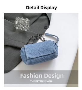 Borsa denim azzurro chiaro, cuciture a rombi, patta, catena e tracolla su tessuto grigio