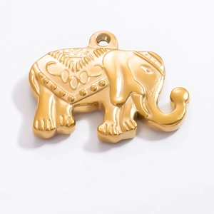 Vue détaillée d'un pendentif éléphant plaqué or 18k avec de fines gravures ethniques