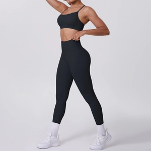Détail de l'ensemble de yoga noir à taille haute en tissu élastique à séchage rapide
