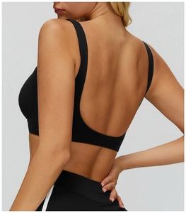 Dettaglio del reggiseno sportivo nero senza schiena e leggings con cuciture bianche